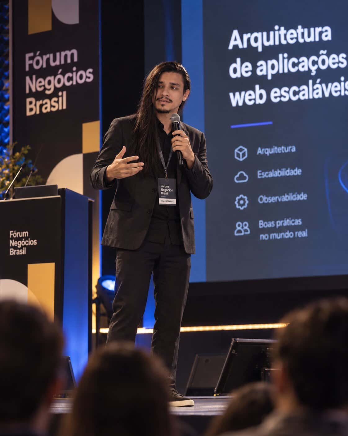 Wendeel Marinho no palco apresentando sobre arquitetura de aplicações web escaláveis.