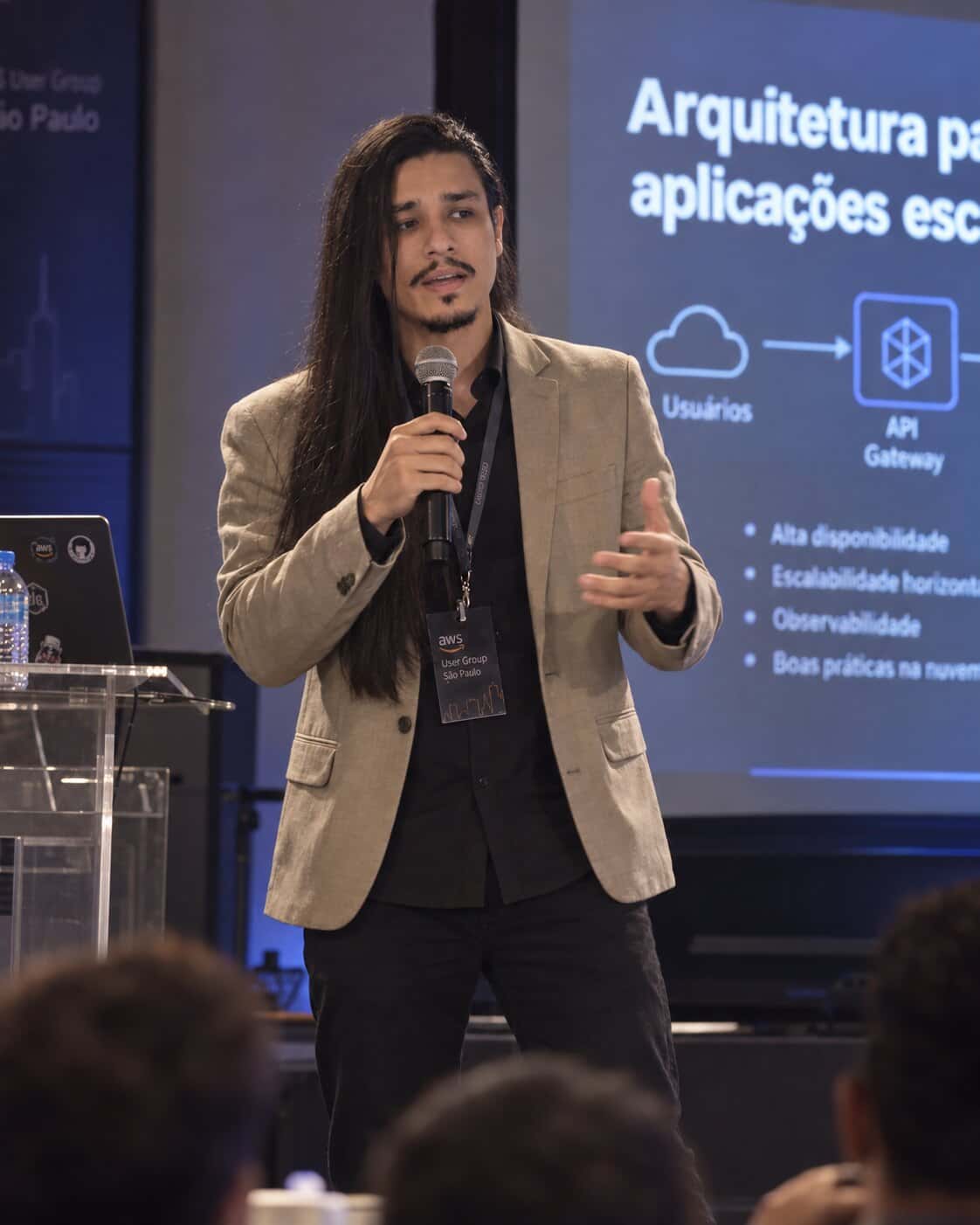 Wendeel Marinho apresentando uma arquitetura para aplicações escaláveis com API Gateway.