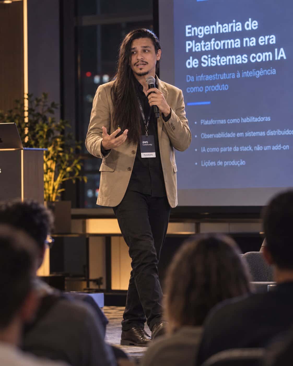 Wendeel Marinho palestrando sobre engenharia de plataforma na era de sistemas com IA.