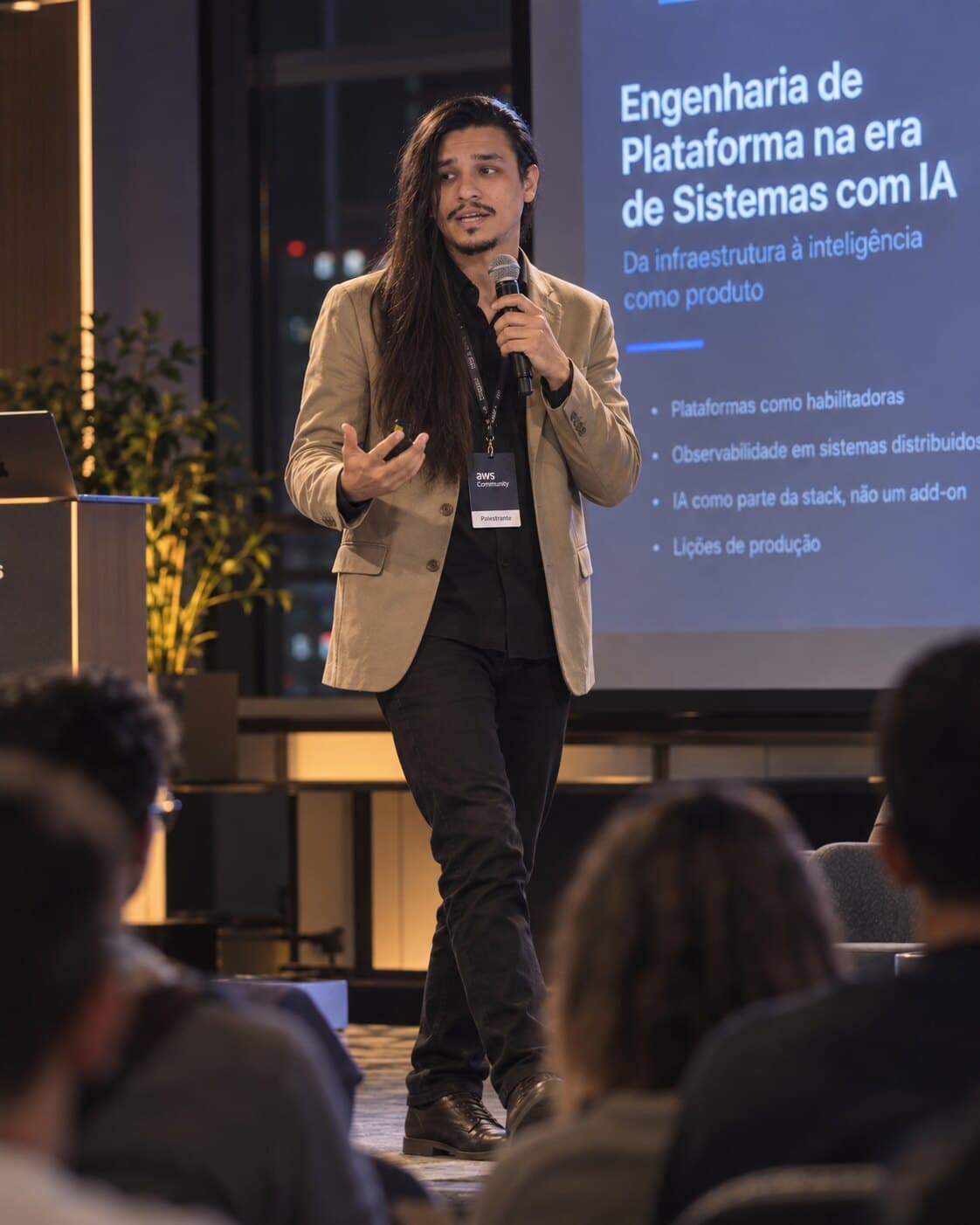 Wendeel Marinho palestrando sobre engenharia de plataforma na era de sistemas com IA.