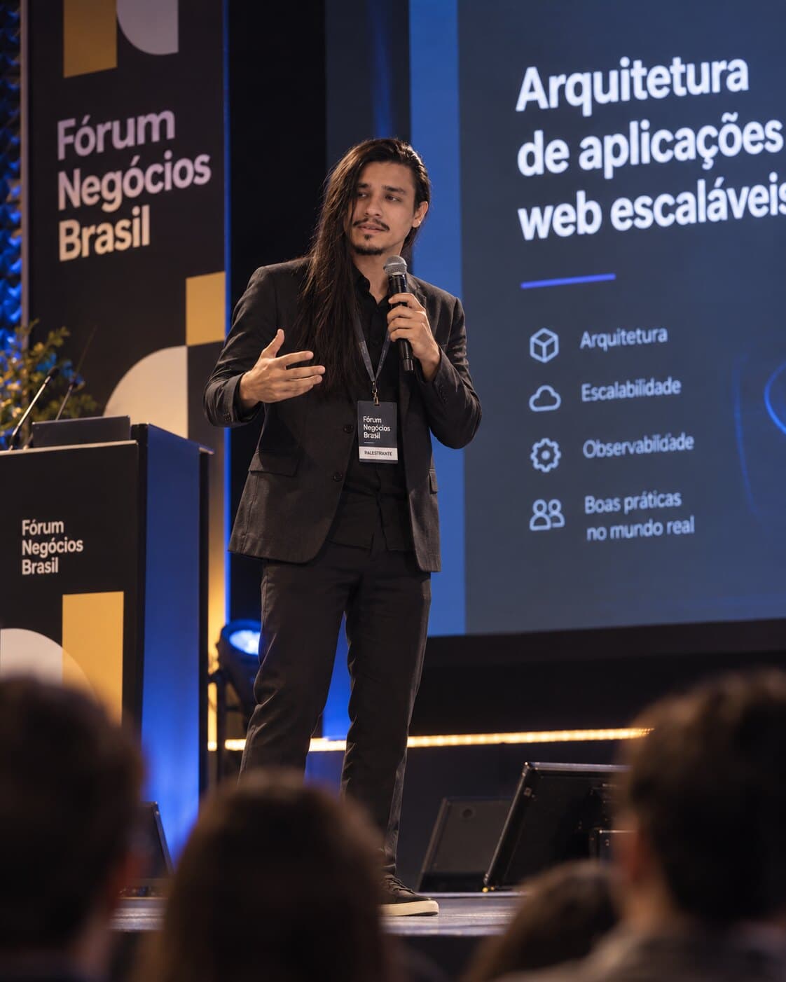 Wendeel Marinho no palco apresentando sobre arquitetura de aplicações web escaláveis.